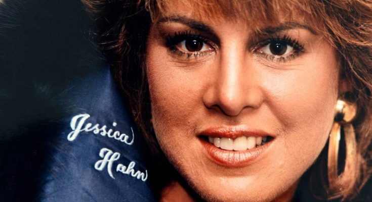 Jessica Hahn Shoe Size and Body Measurements