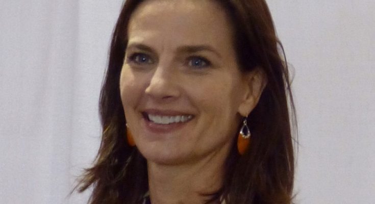 Terry Farrell Shoe Size and Body Measurements