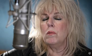 Lucinda Williams Shoe Size and Body Measurements