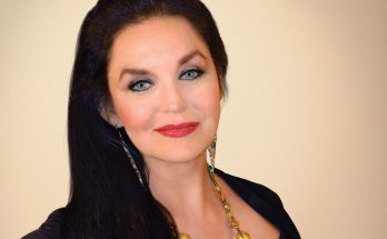 Crystal Gayle Shoe Size and Body Measurements