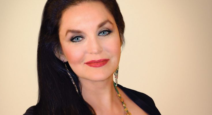 Crystal Gayle Shoe Size and Body Measurements